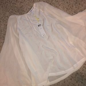 NWT 🏷 Cream Flowy Top 🤍